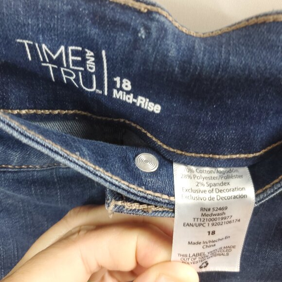 Time and Tru Stretch Ankle Mid Rise Sz 18 Blue Distressed Double Button Jeans - Picture 5 of 11
